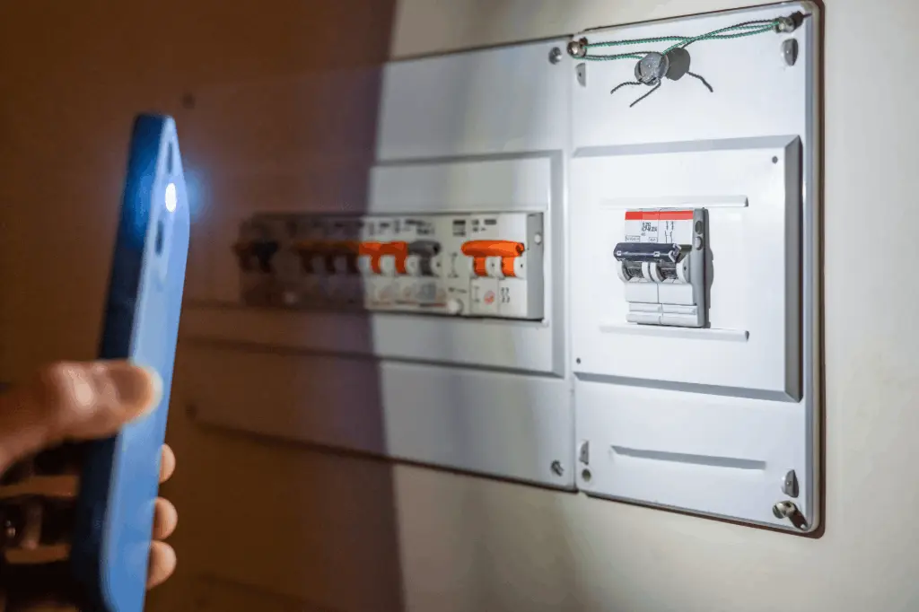 ¿Por qué se ha ido la luz solo en mi casa? Causas y soluciones